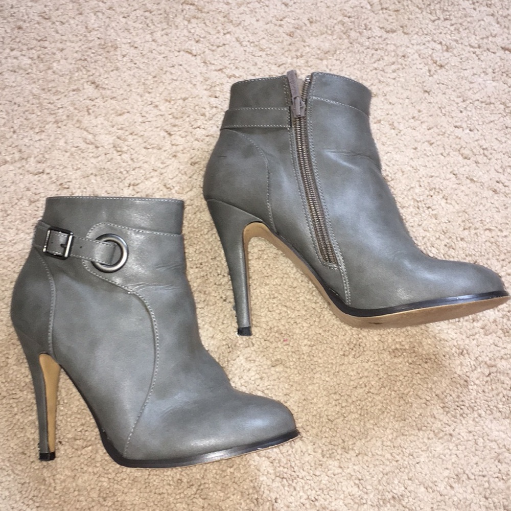 Leather Ankle Boots - Grey with zipper. 7.5